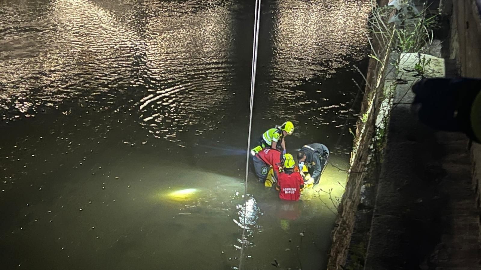 Una mujer resulta herida grave tras caer al río Manzanares de madrugada