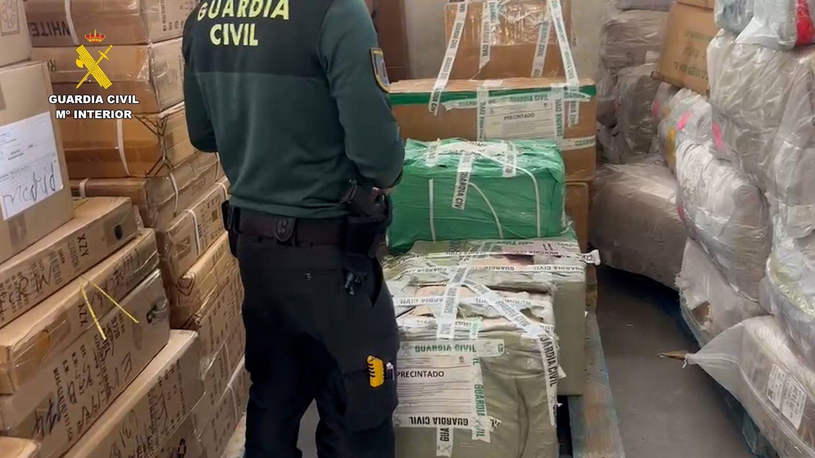 La Guardia civil interviene varios productos falsificados con un valor de un millón de euros en el polígono Cobo Calleja de Fuenlabrada