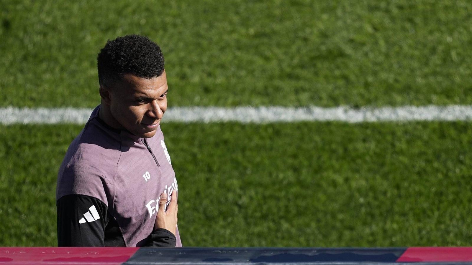 Mbappé trabaja con el grupo antes del Clásico ante el Barcelona