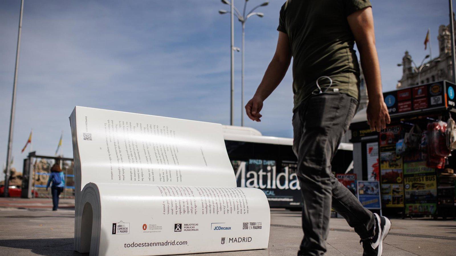 Madrid llena sus calles de bancos literarios con 26 libros gigantes