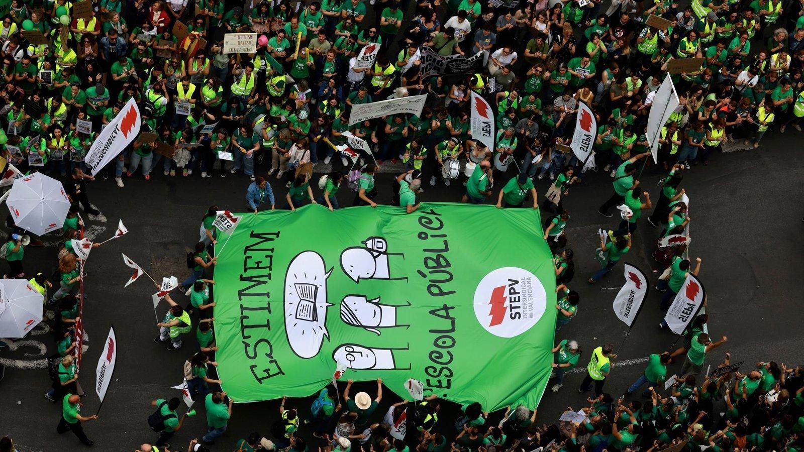 Una marea verde docente llena Valencia tras una semana de huelga