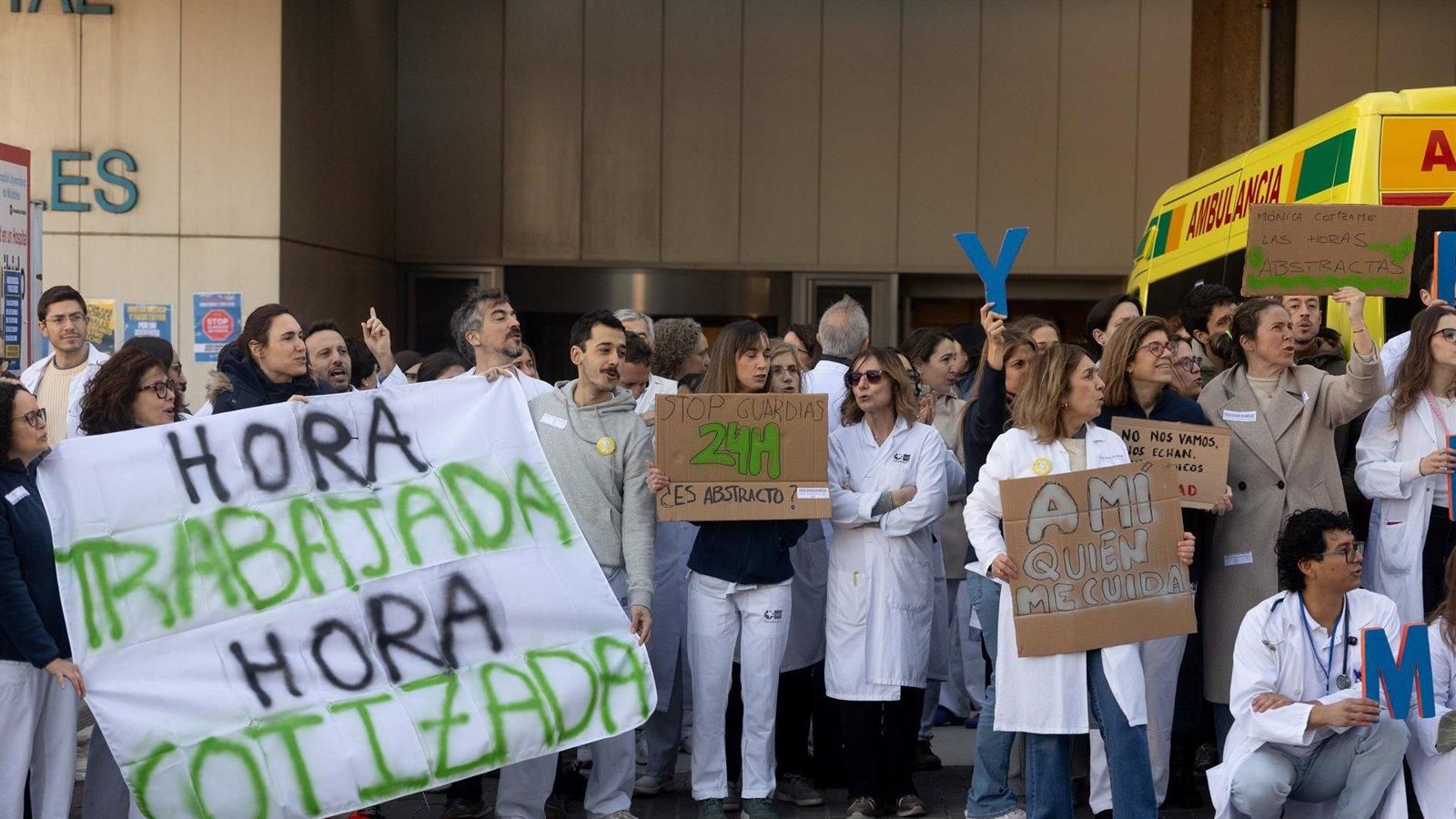 Los médicos en huelga claman en Móstoles contra el bloqueo del Estatuto propio: