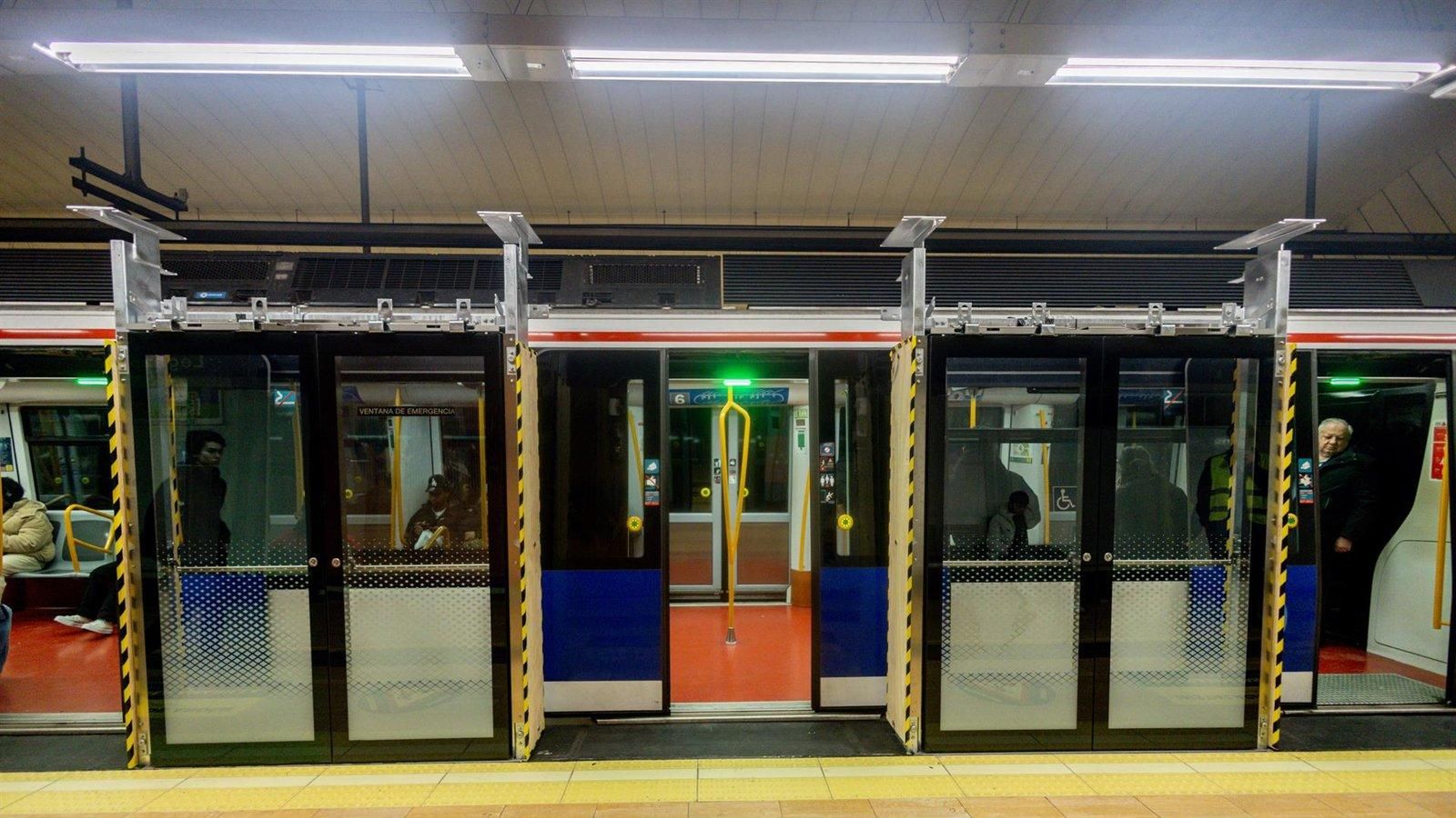 Metro instala más de 300 puertas de andén en la Línea 6 para su automatización