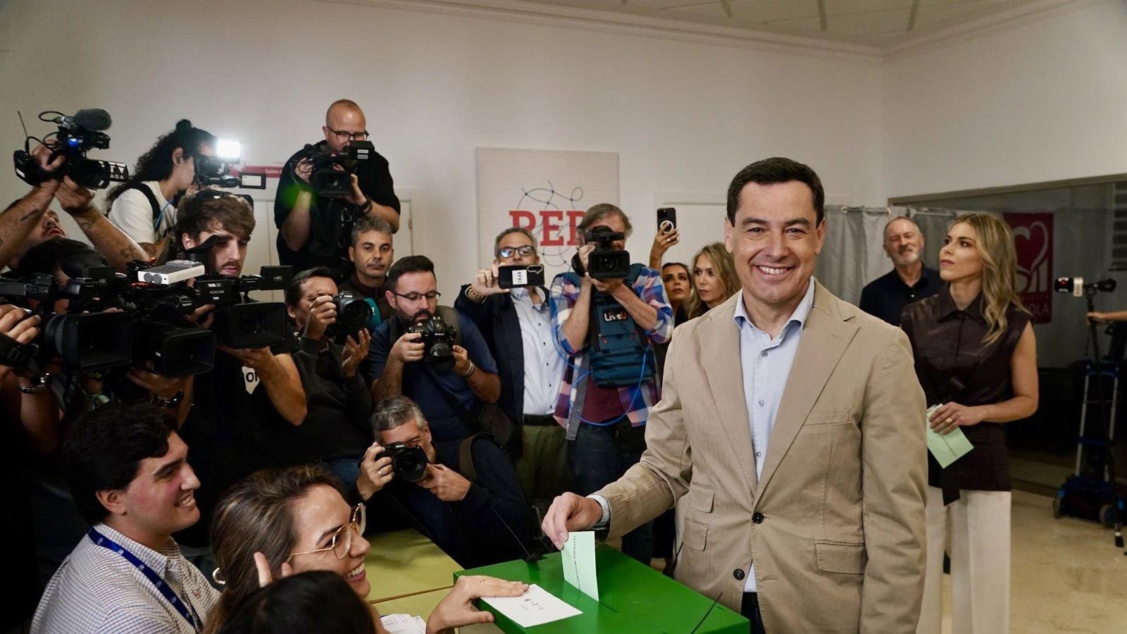 Juanma Moreno vota en Málaga con 