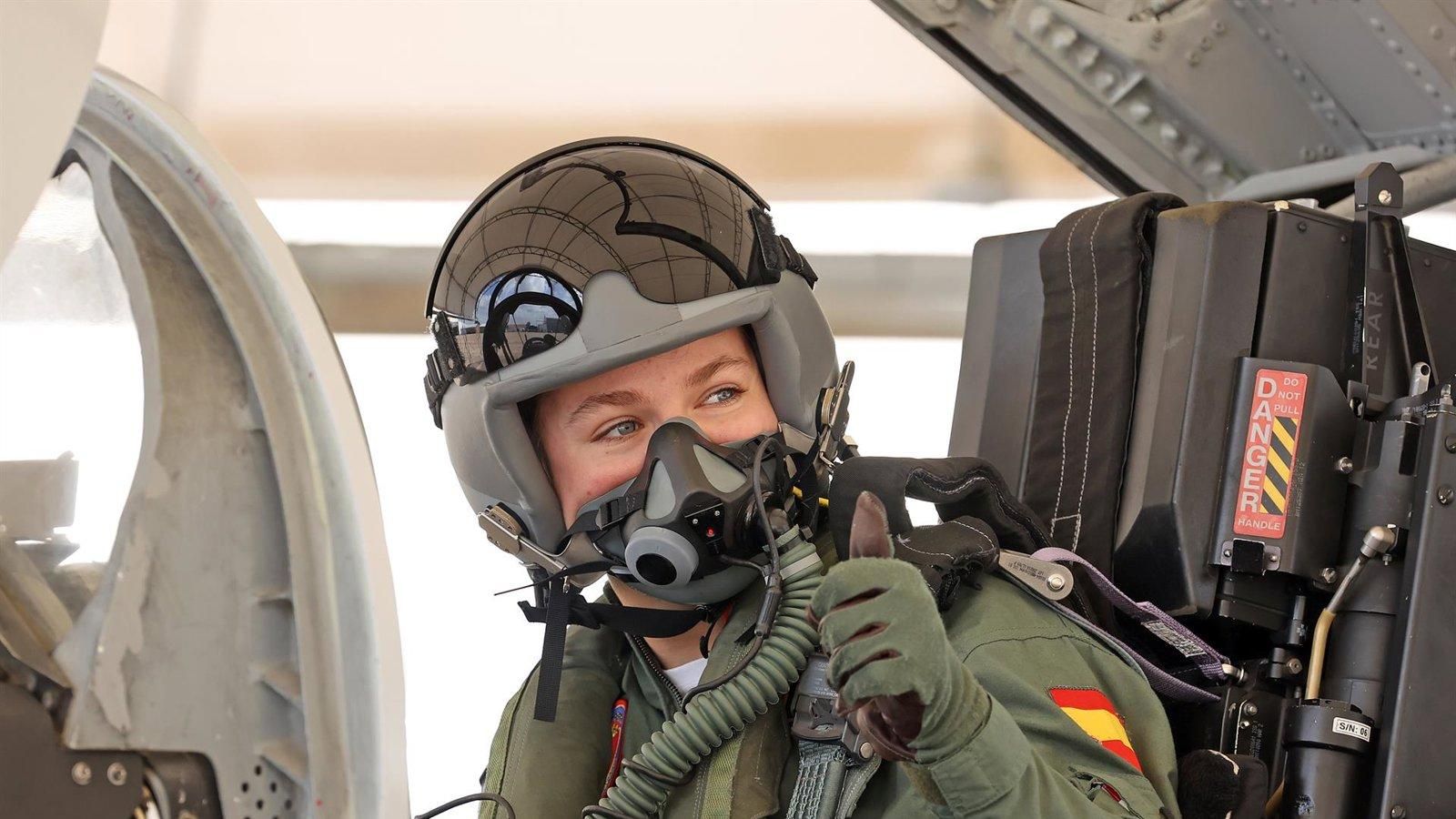La Princesa Leonor vuela por primera vez en un F-5 durante su formación militar