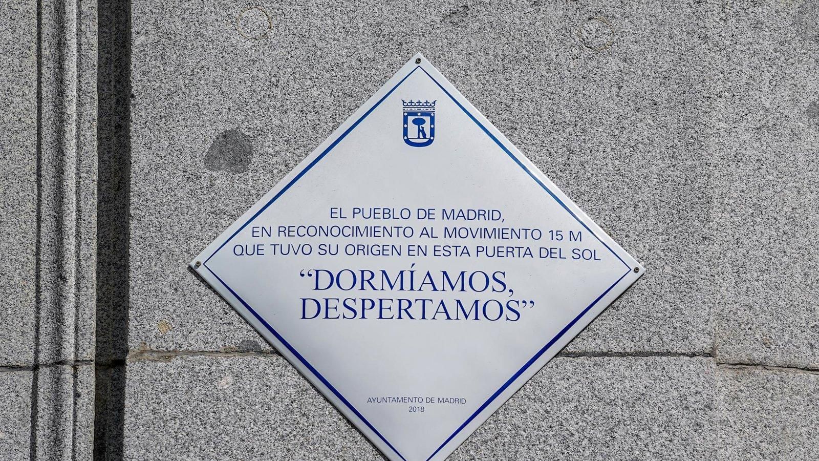 La placa en Sol que recuerda los 15 años del movimiento del 15M