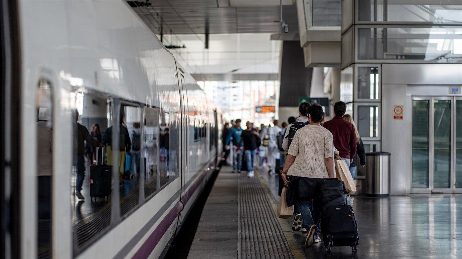 Renfe registra 1,56 M de viajes con el Abono Único en Media Distancia y Cercanías