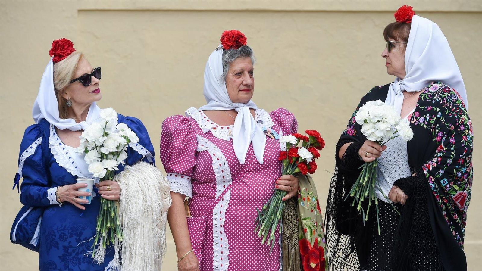 Los vestidos de chulapa vuelven a estar de moda entre los jóvenes en Madrid