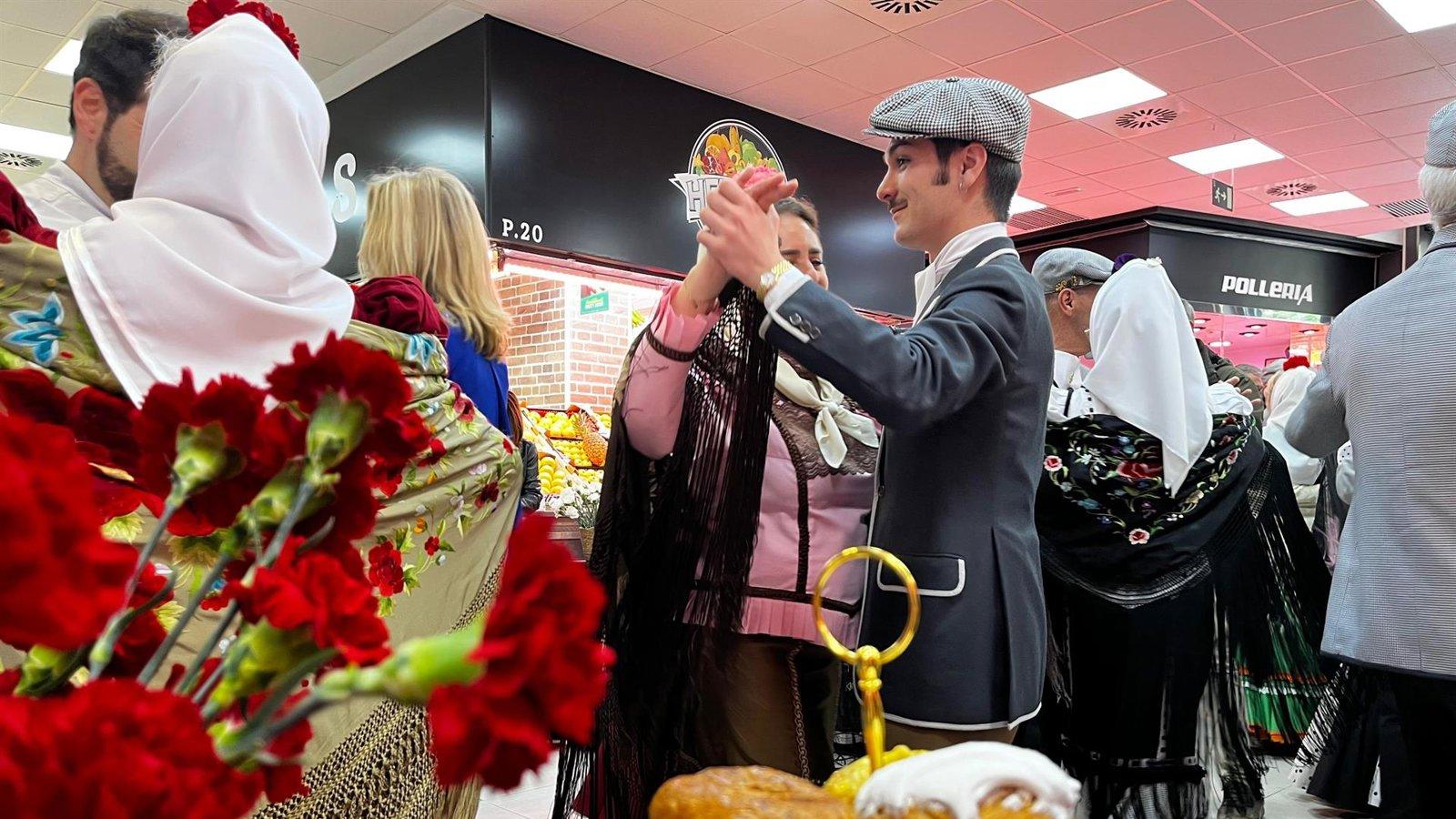 Las rosquillas de San Isidro llenan de chotis el Mercado de Tetuán