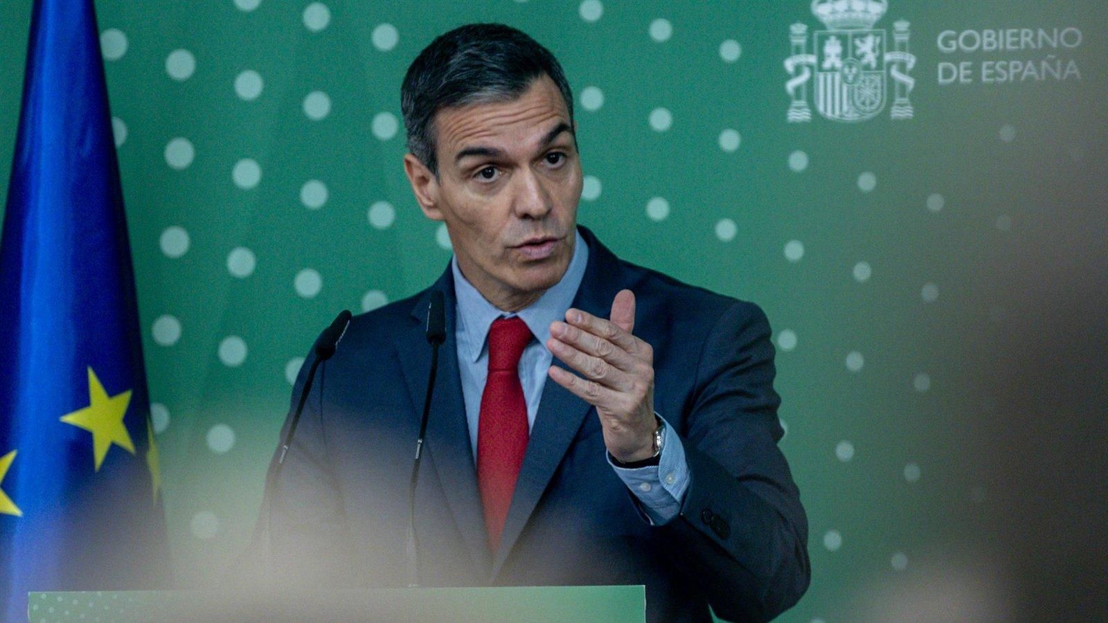 Sánchez se reafirma en su respaldo a Zapatero tras el auto
