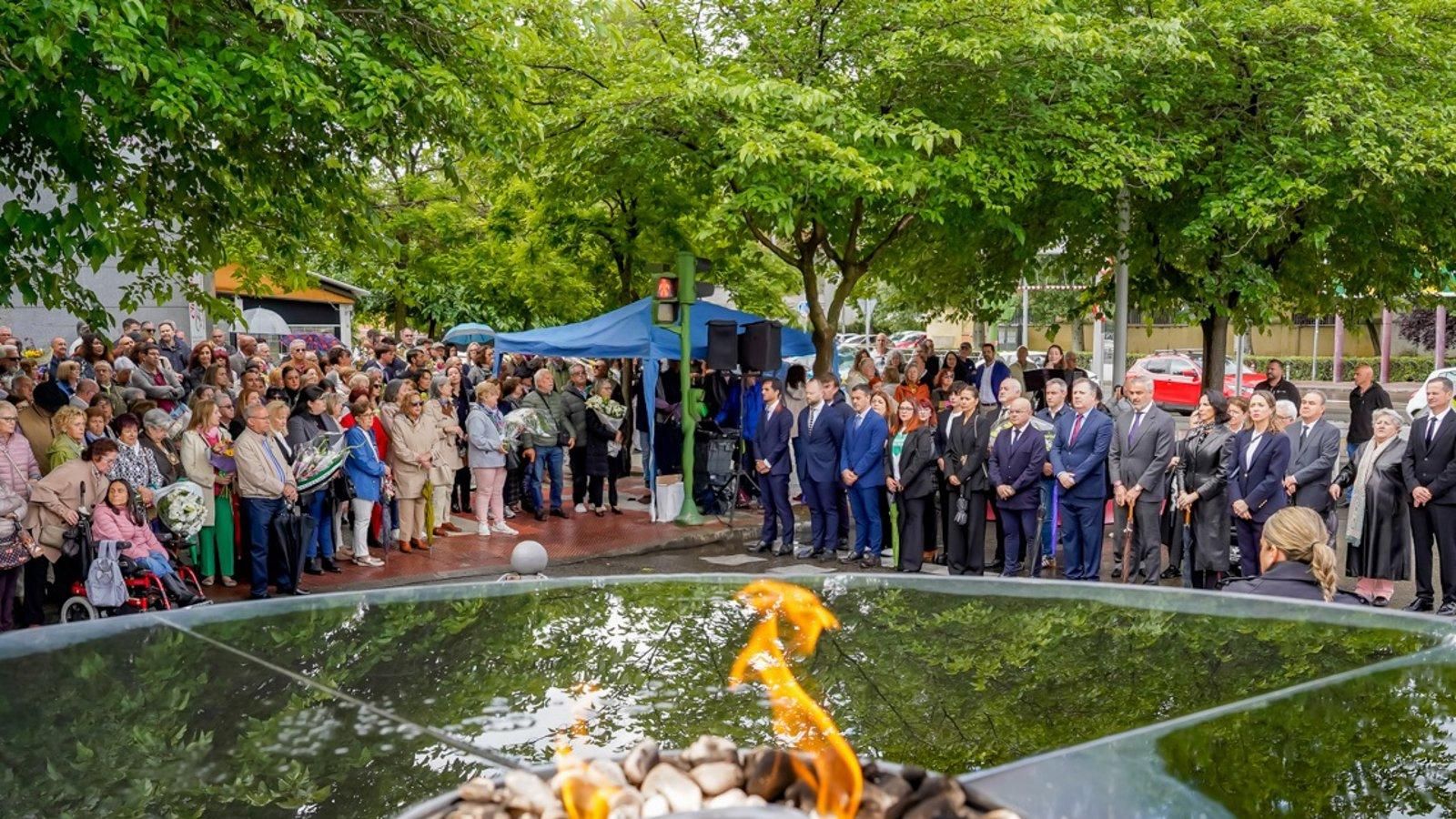 Torrejón recuerda a las víctimas de la Covid-19 junto al Pebetero