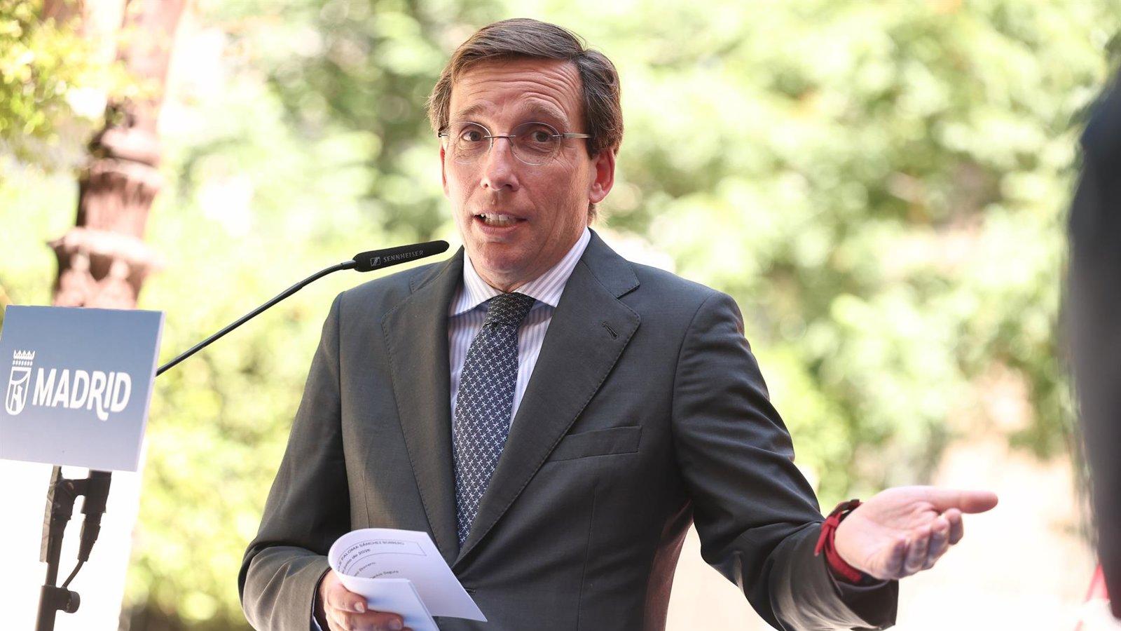 Almeida acusa a Sánchez de visitar Chamartín "sin previo aviso" para que "nadie se enterara"