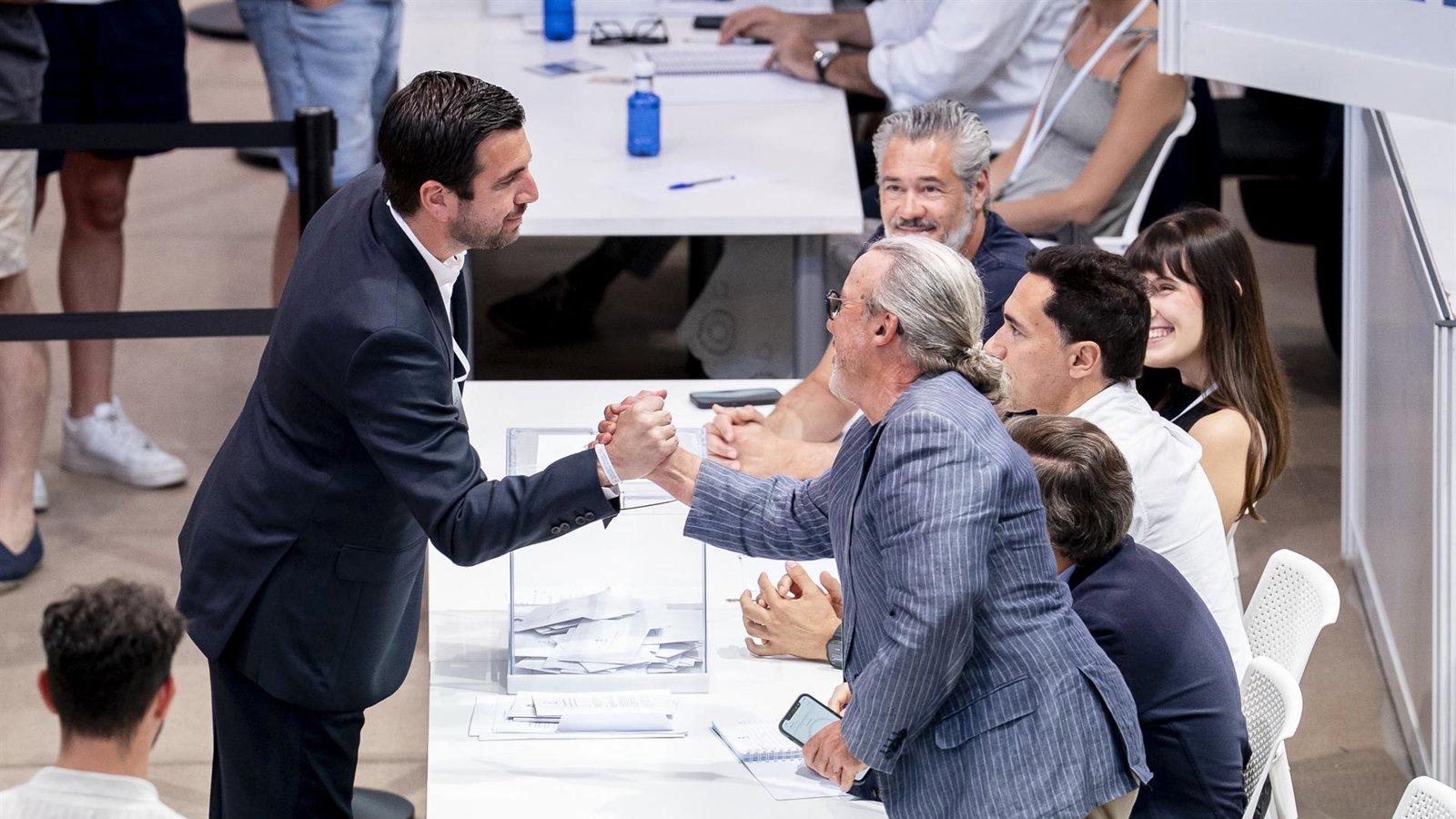 Riquelme felicita a Florentino Pérez tras las elecciones del Real Madrid