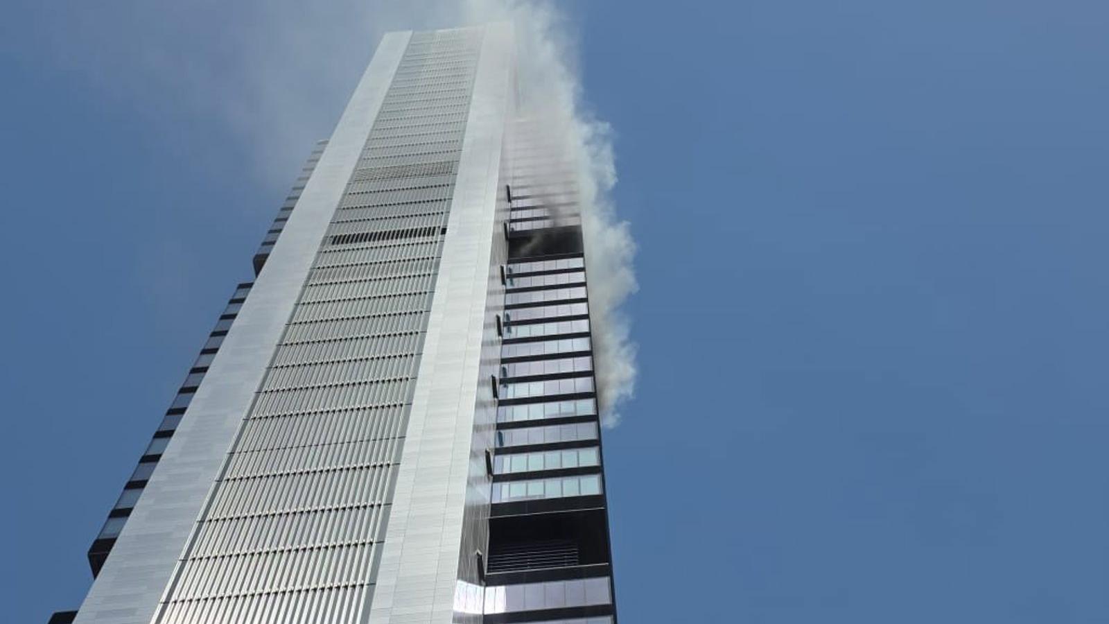 Los bomberos sofocan un incendio en la Torre Moeve sin heridos graves