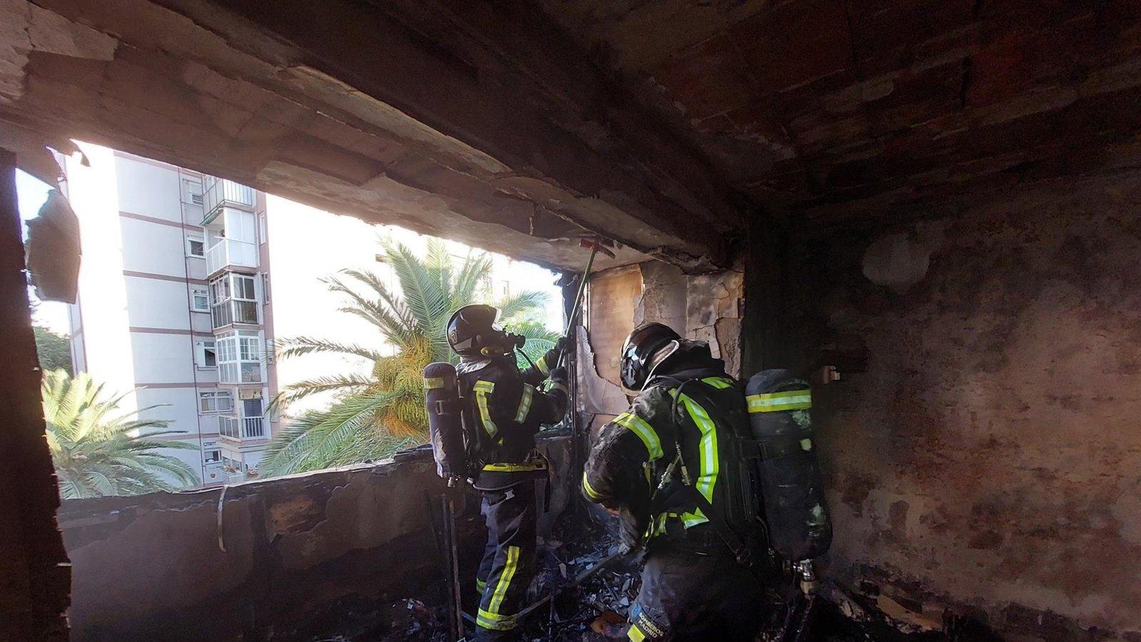 Atendidas 14 personas tras un incendio en una vivienda en Latina