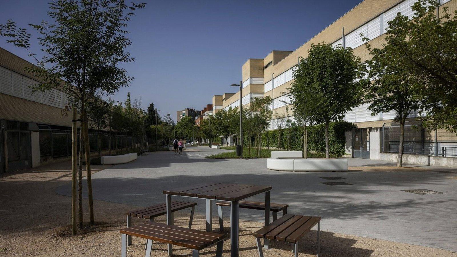 Moratalaz gana una nueva calle peatonal con 65 árboles y zonas de estancia