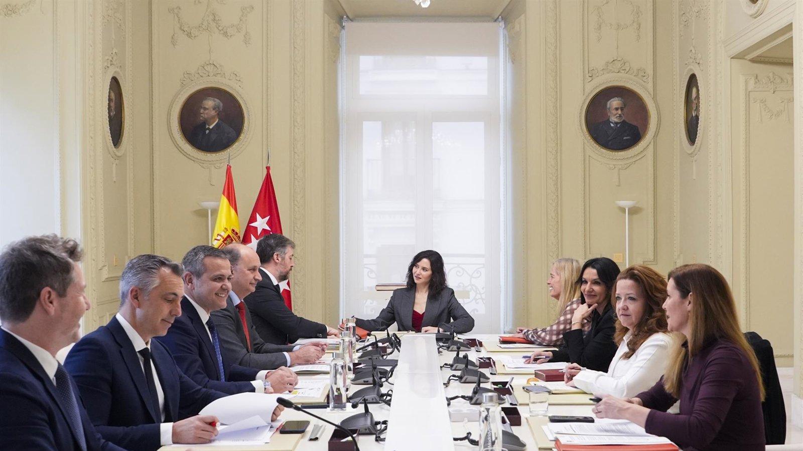 Ayuso reúne a su Gobierno en La Casita para tratar el uso de IA
