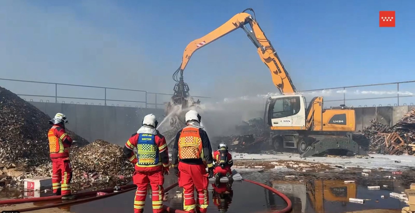 Los Bomberos de la Comunidad sofocan un incendio en una planta de reciclaje de Arganda del Rey