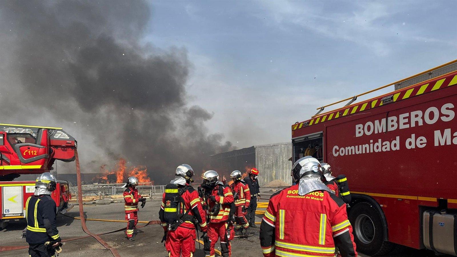Bomberos de la Comunidad trabajan para controlar un incendio en una nave de aluminio en Ciempozuelos