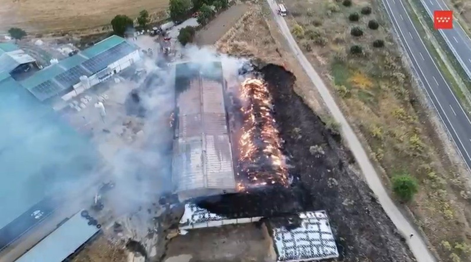 Los Bomberos de la Comunidad de Madrid extinguen un incendio en un pajar de Griñón