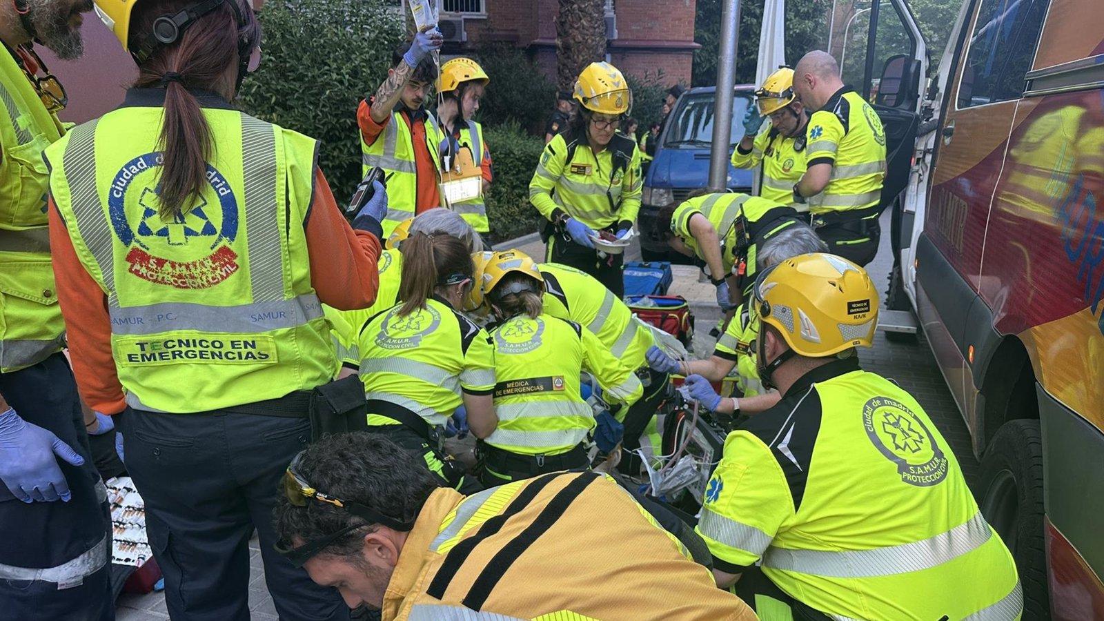 Bomberos apagan un incendio en Villaverde; un herido muy grave