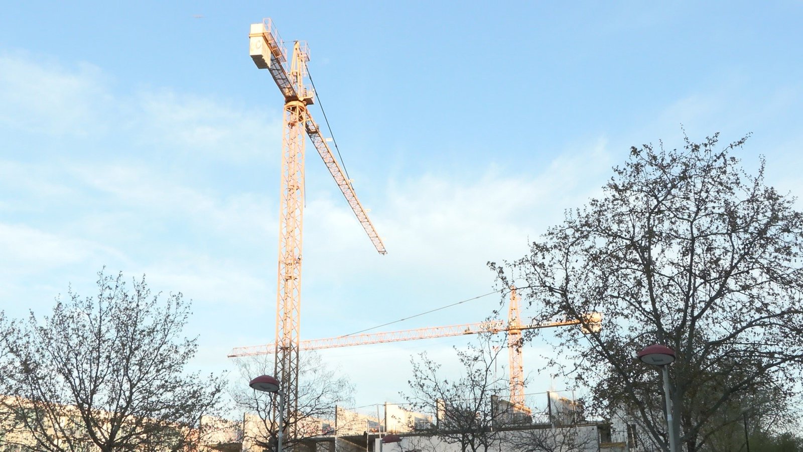 Una grúa se desploma en Tetuán y provoca daños en tres edificios sin causar heridos