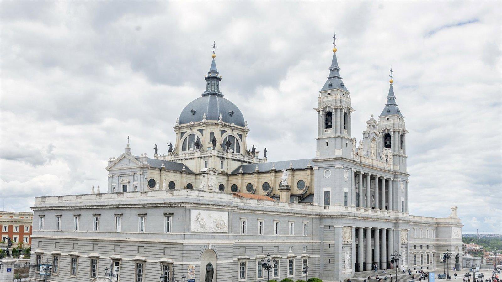 La Almudena acoge una oración previa a la llegada del Papa León XIV