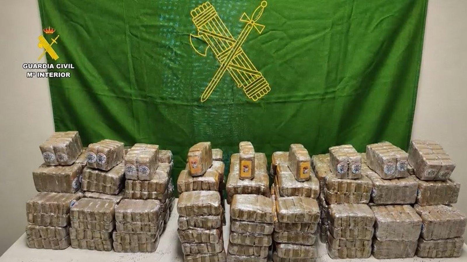 La Guardia Civil detiene en la M-40 a un conductor con 107 kilos de hachís en el maletero