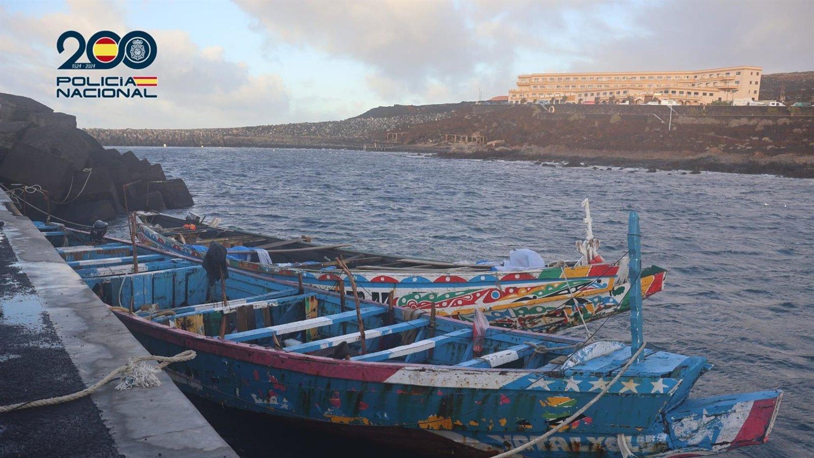 La Policía Nacional detiene a tres patrones de un cayuco que llegó a El Hierro con 144 migrantes