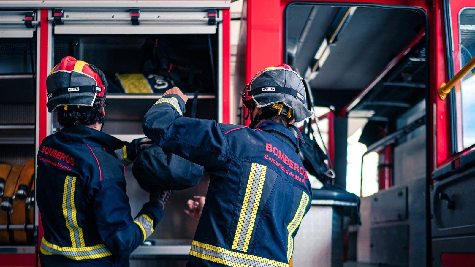 Bomberos de la Comunidad de Madrid extinguen un incendio en la arizónica de una vivienda en Boadilla del Monte