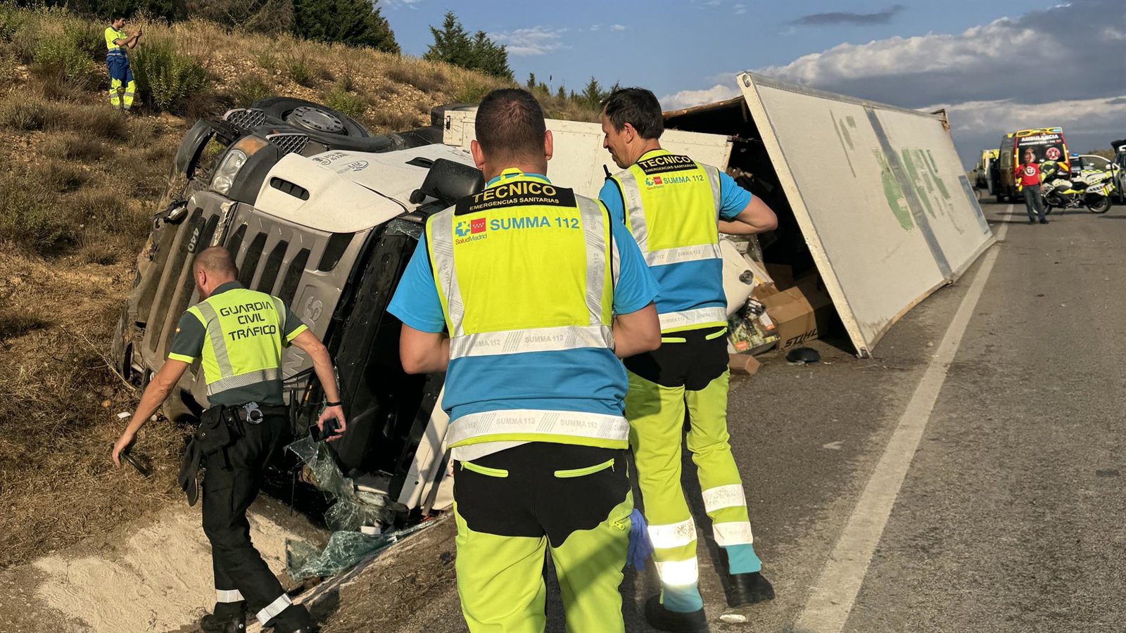 Un camionero de 54 años, herido tras el vuelco lateral de su tráiler en Cobeña