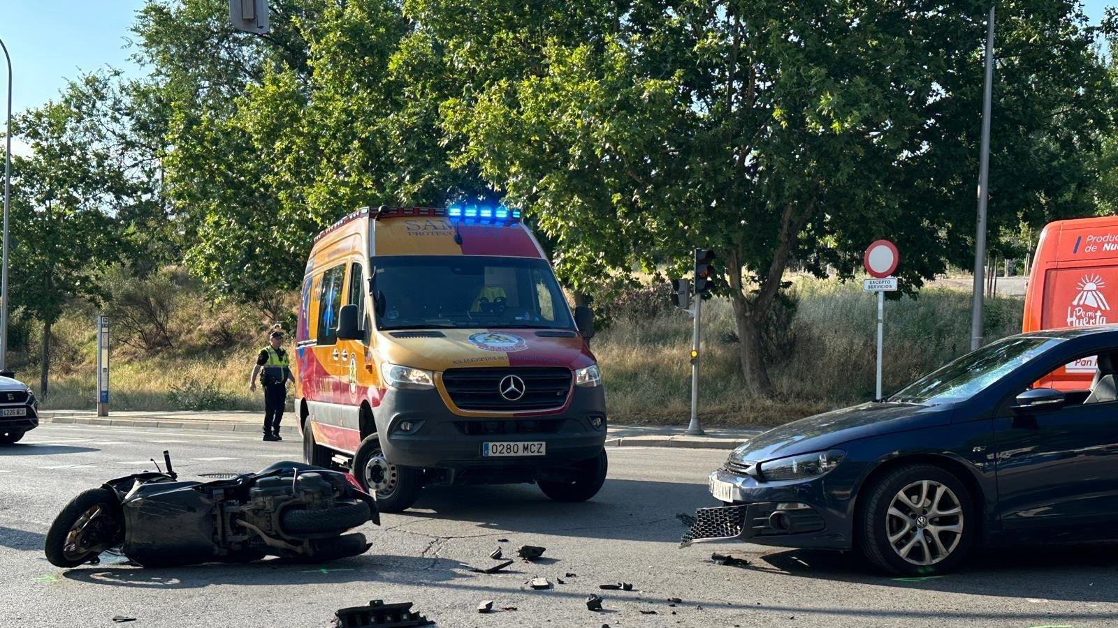 Un motorista de 57 años, grave tras chocar con un turismo en un semáforo de Latina