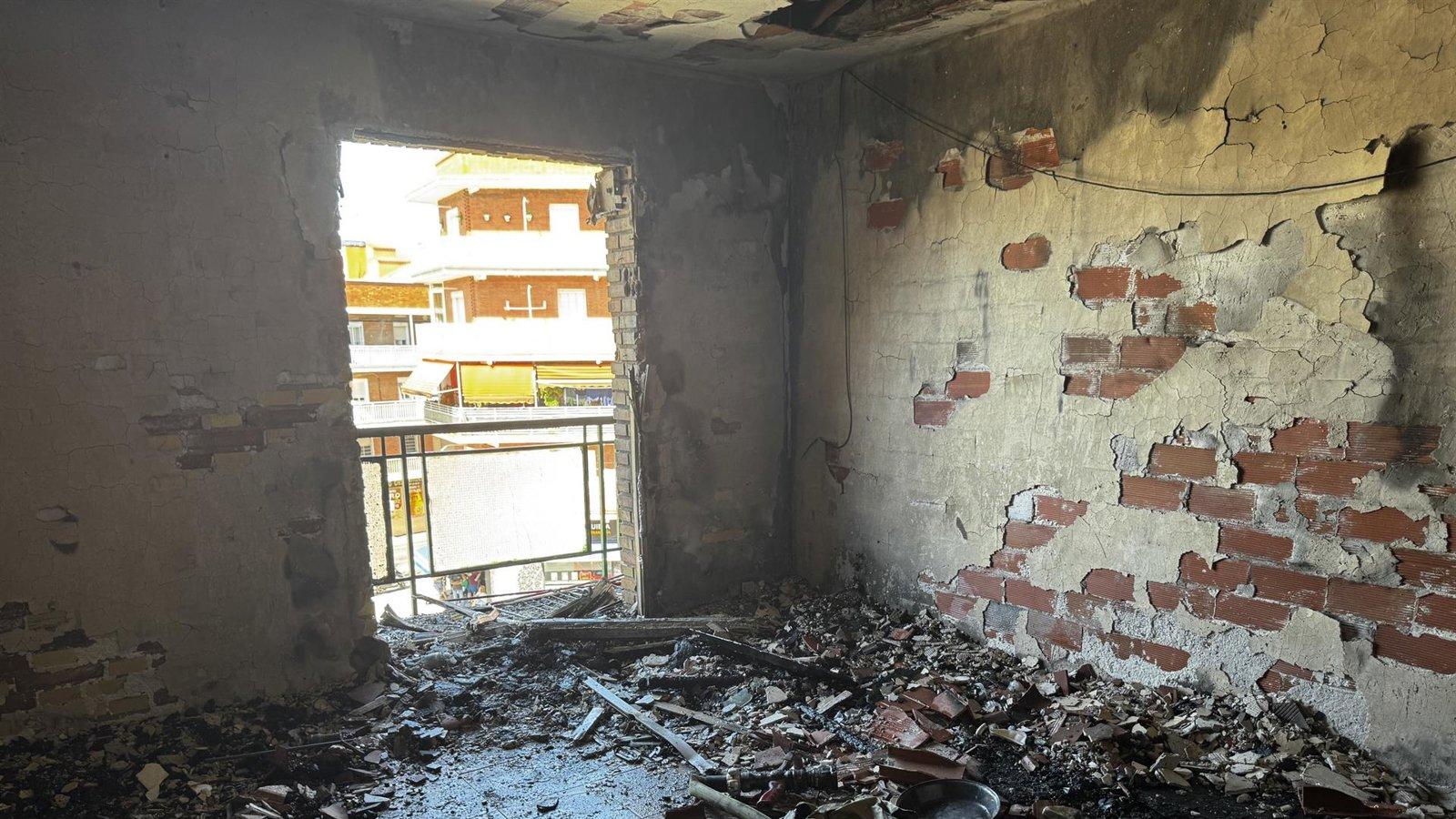 Bomberos apagan un incendio en un piso de Fuenlabrada y ocho vecinos resultan intoxicados leves