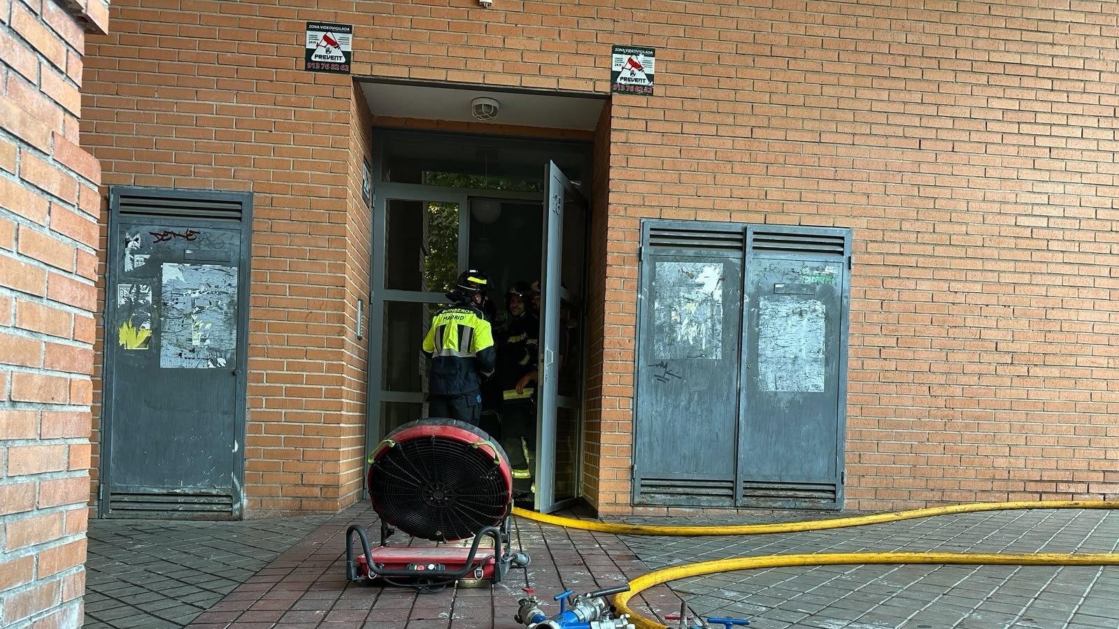 Cuatro intoxicados leves al incendiarse el salón de un piso en la avenida de Asturias de Madrid