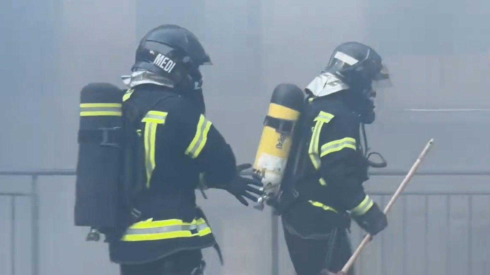 Diecinueve dotaciones extinguen un incendio en un edificio okupado de San Blas-Canillejas