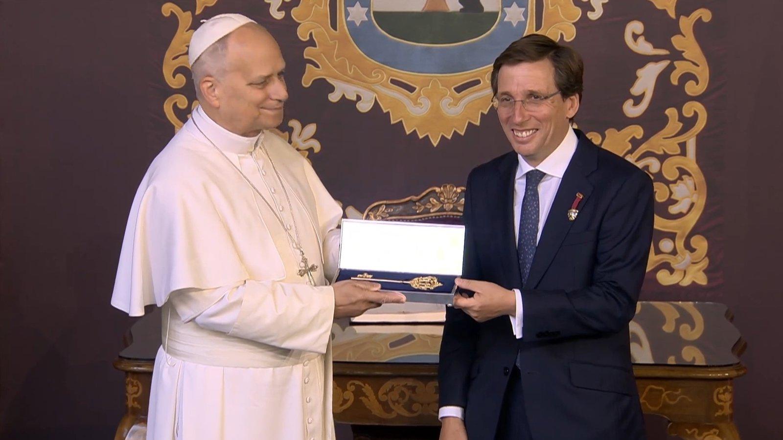 El Papa recibe la Llave de Oro de Madrid antes de la misa en Cibeles