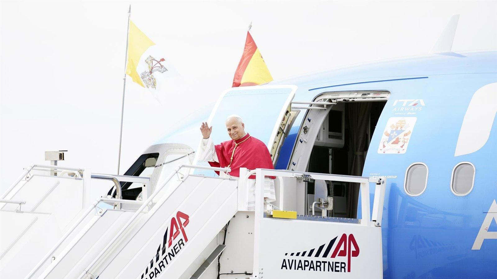 León XIV pide "respeto" para cada ser humano en el avión a España