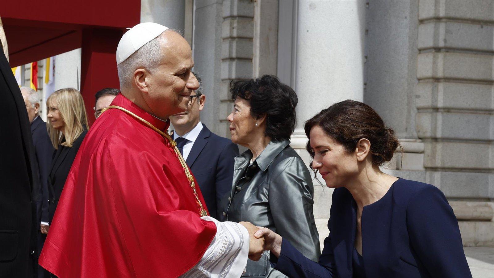 Ayuso acusa al Gobierno de dar la espalda a los católicos