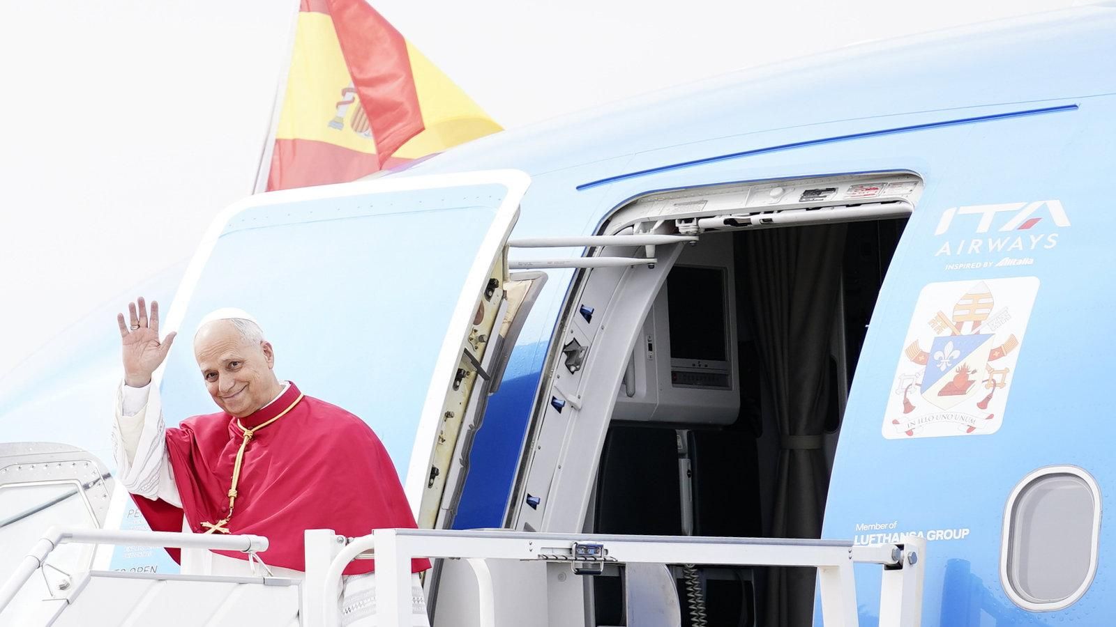 Cientos de fieles dan la bienvenida al Papa León XIV en Madrid