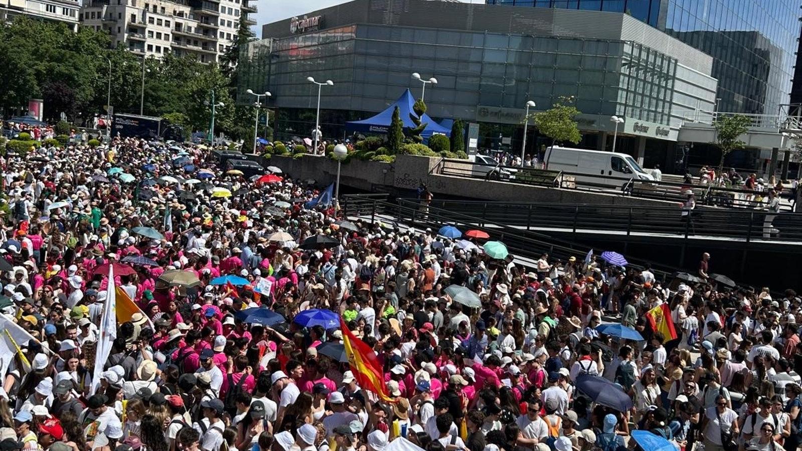 Miles de jóvenes toman la Plaza de Lima para la vigilia con León XIV