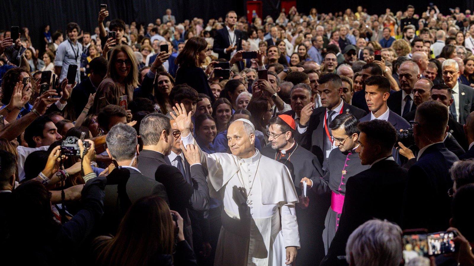El Papa reúne a 12.000 personas en el Movistar Arena para "tejer redes"