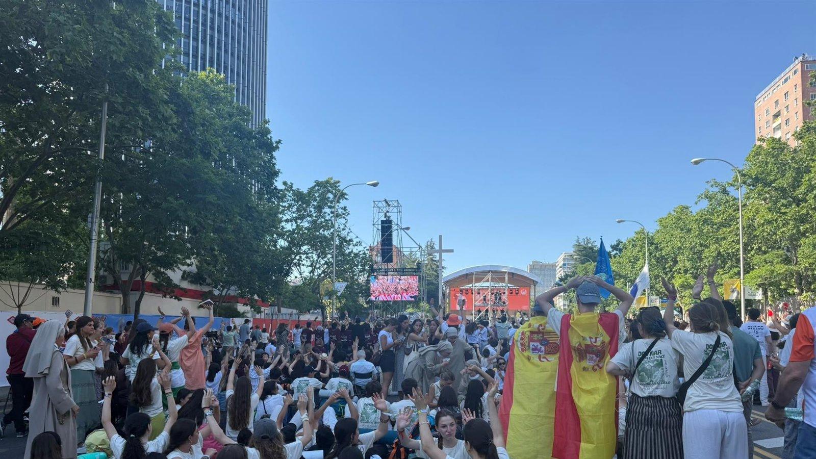 La juventud católica llena la Plaza de Lima para la vigilia con el Papa
