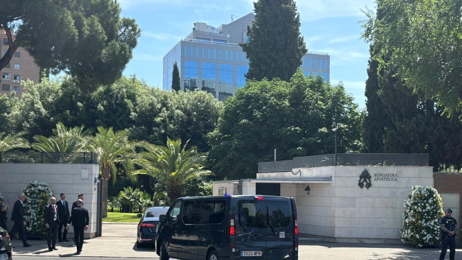 Gritos de "fuera" a Pedro Sánchez a su llegada a la reunión con el Papa en la Nunciatura