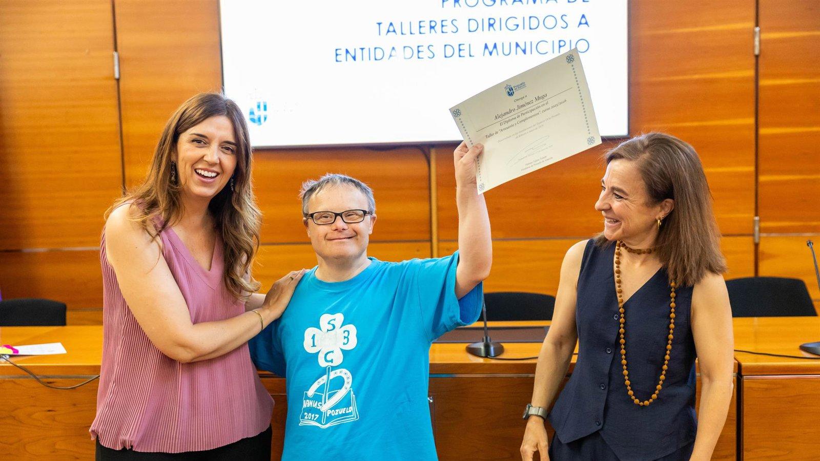Pozuelo entrega diplomas a participantes con discapacidad de los talleres del Espacio Ocio
