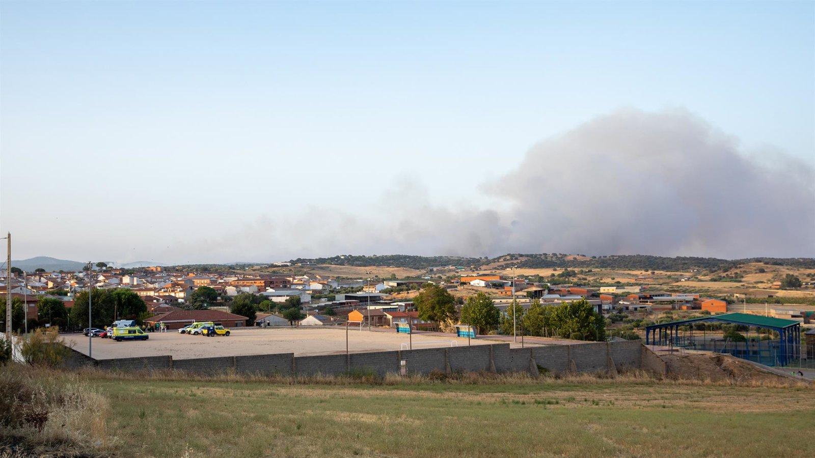 El polideportivo de Villa del Prado acoge a unos 200 vecinos por el incendio forestal