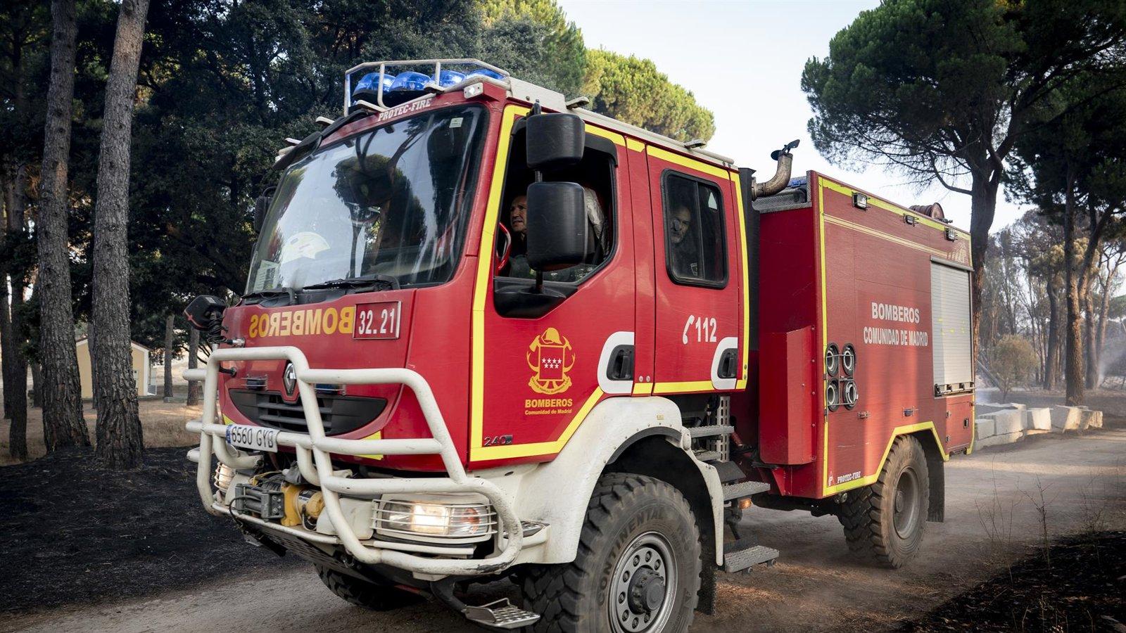 Más de 400 efectivos trabajarán durante la noche para contener el incendio al norte del Pantano de San Juan
