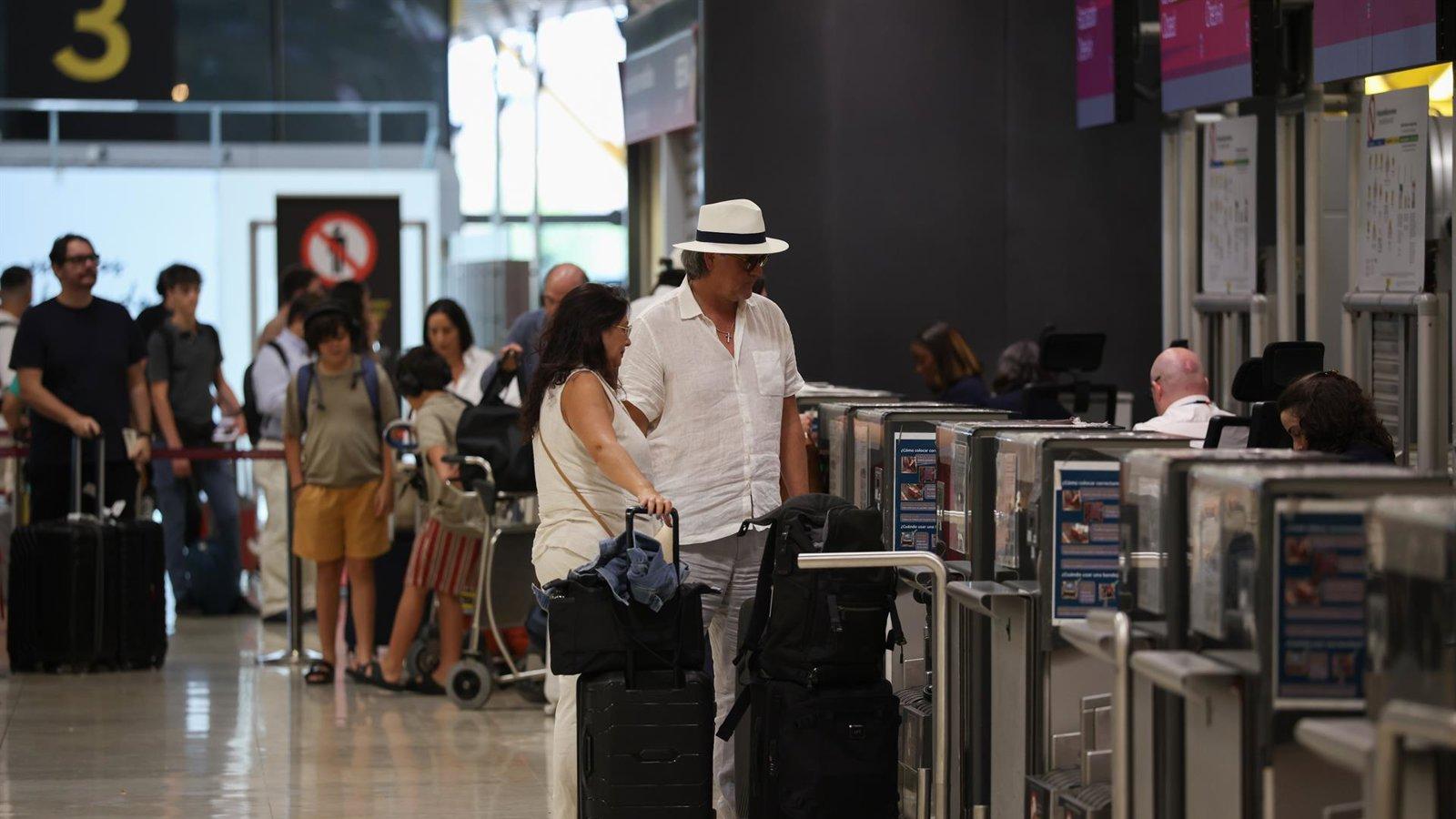 Barajas lidera los aeropuertos españoles con 2,2 millones de pasajeros