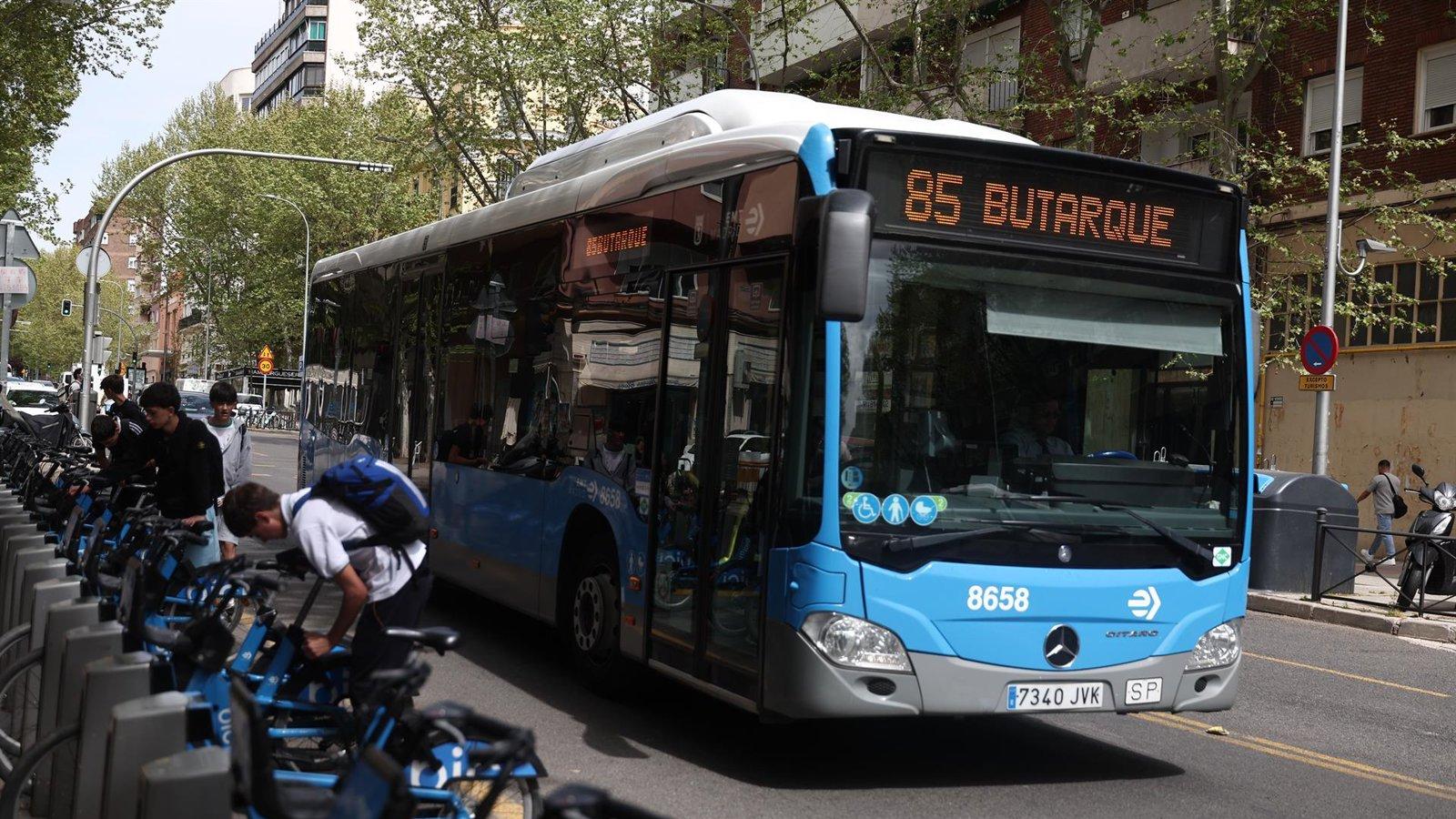 EMT Madrid difunde una campaña sobre la soledad en mayores
