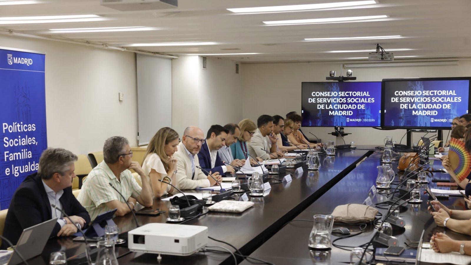 Madrid incorpora más de 300 profesionales a servicios sociales