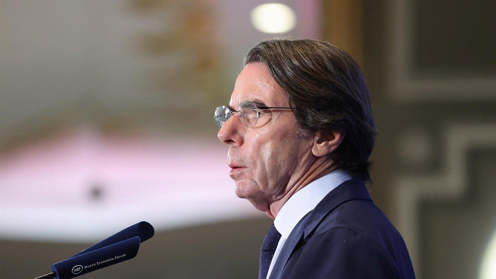 Aznar llama a construir una mayoría para echar a Sánchez